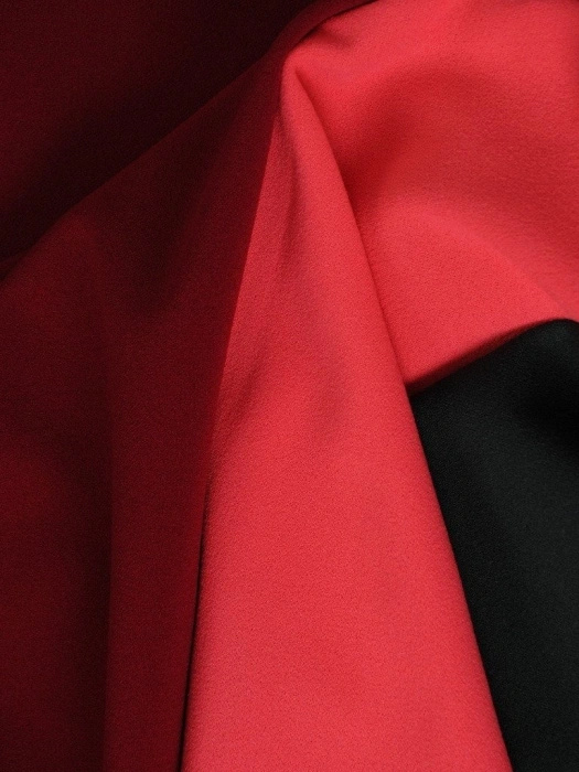 Bordowa sukienka midi rozkloszowana z rękawem 3/4 – pionowe zaszewki optycznie wyszczuplające sylwetkę 18601