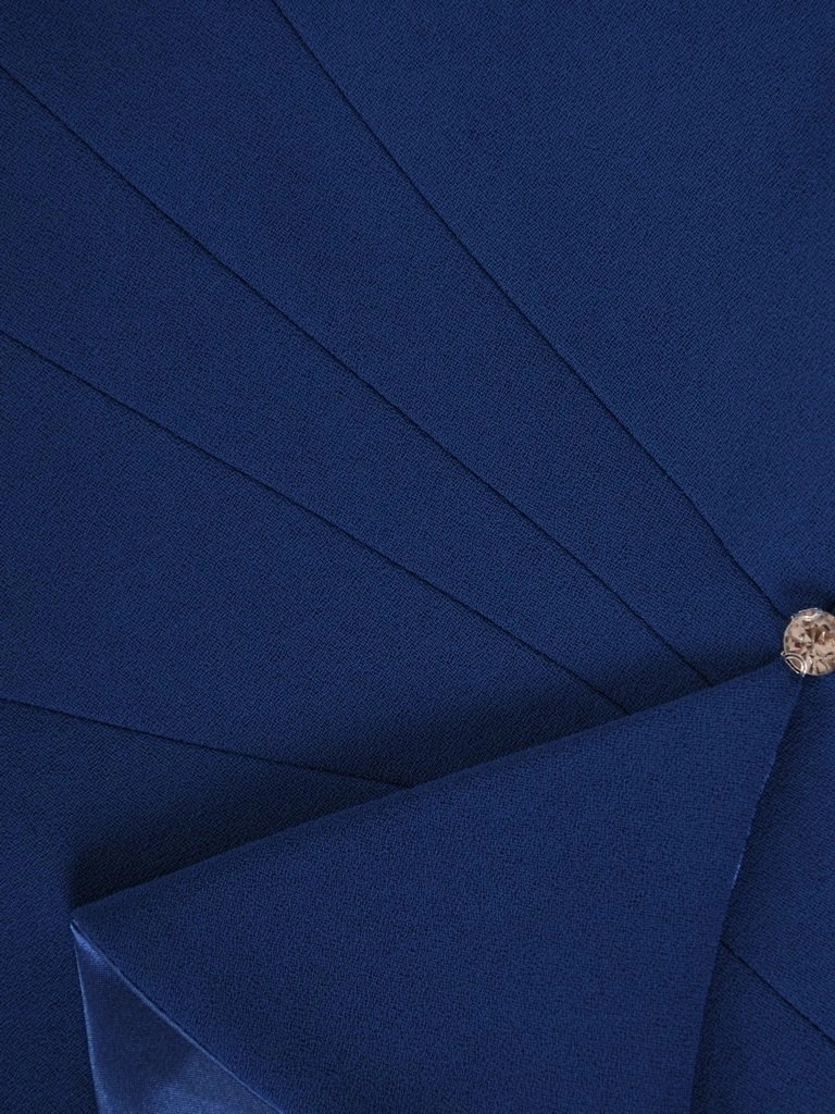 Chabrowa sukienka wizytowa o prostym fasonie – ozdobny dekolt i zaszewki wysmuklające sylwetkę 27312