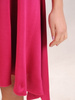 Asymetryczna sukienka z modnym wykończeniem rękawów 31425