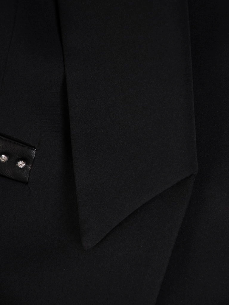 Elegancka czarna marynarka damska – prosty fason z ozdobnymi dżetami i czerwonym akcentem 28021