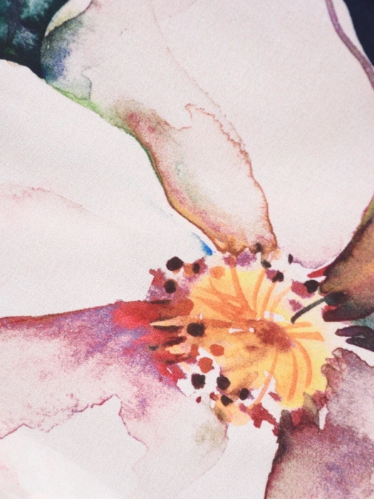 Granatowa sukienka w kwiaty z okrągłym dekoltem – zwiewna narzutka optycznie wysmuklająca sylwetkę 33659