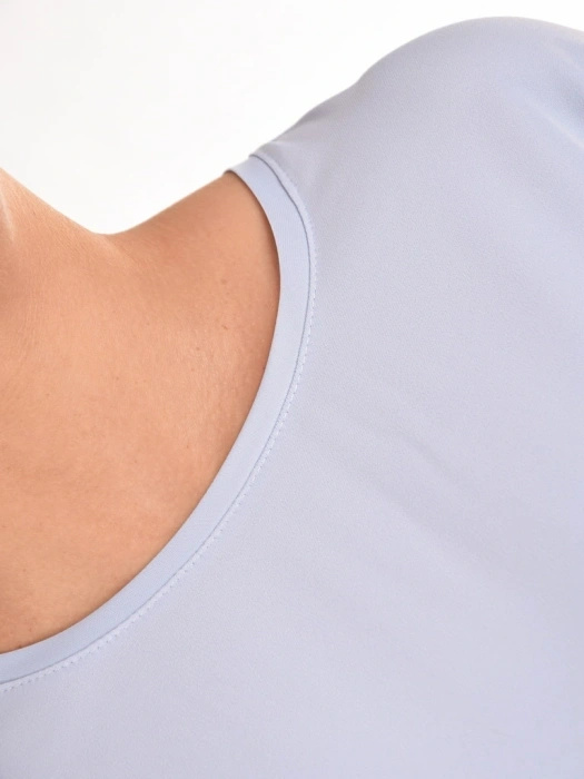 Elegancki błękitny komplet damski ze spodniami na wesele – wiązanie w talii i ozdobne falbany 41327