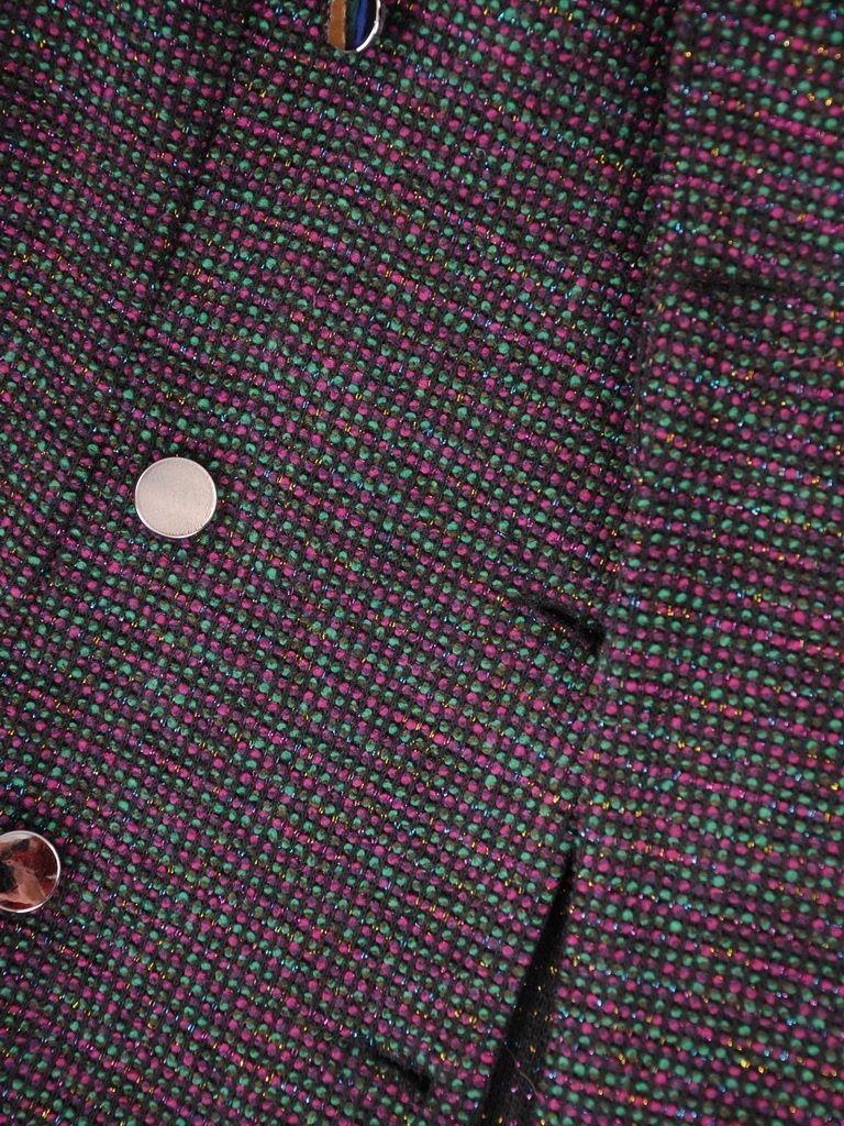Elegancka sukienka o kroju żakietowym z kołnierzykiem – optycznie wyszczuplające przeszycia i guziki 37092
