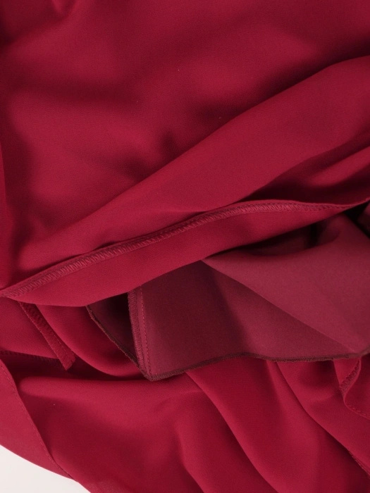 Elegancka sukienka rozkloszowana maxi w kolorze bordo – zwiewny krój z paskiem modelującym talię 41030