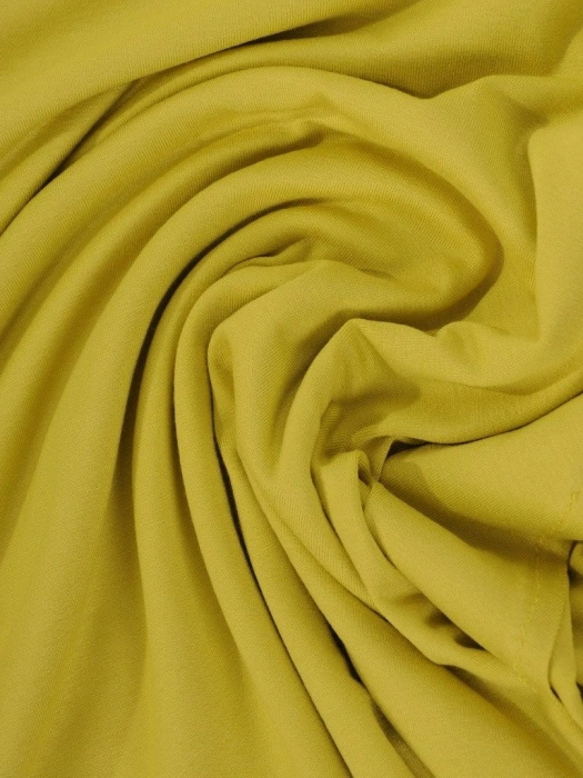 Pistacjowa sukienka dzianinowa midi o prostym kroju – asymetryczna warstwa modelująca sylwetkę 4028
