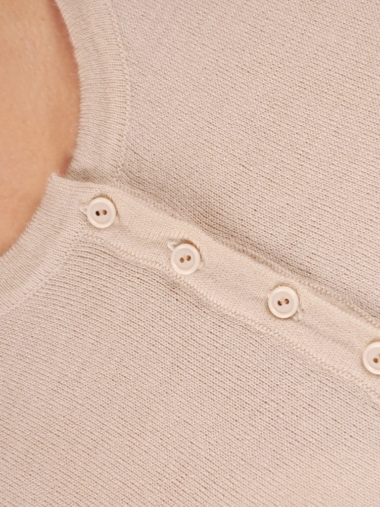 Klasyczny beżowy sweter rozpinany o prostym kroju – wysmuklający fason na co dzień i do pracy 39246