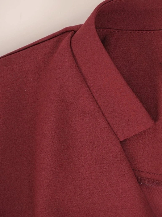 Elegancka bordowa sukienka rozkloszowana midi – kobiecy fason ze stójką pięknie modelujący talię 27921