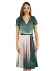 Butelkowo-zielona sukienka na wesele midi – rozkloszowana kreacja z błyszczącym akcentem i paskiem 36923