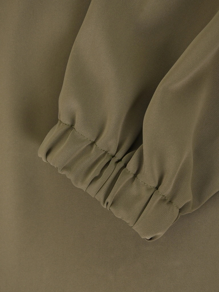 Wizytowa bluzka damska khaki z dekoltem V – prosty fason z falbankami wysmuklający szyję 42096