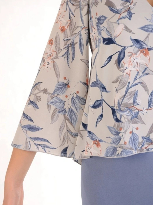 Elegancka niebieska sukienka w kwiaty midi – prosty krój z szykowną warstwą i broszką modelujący sylwetkę 28898