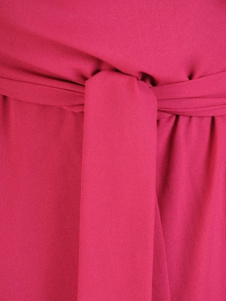 Malinowa sukienka maxi rozkloszowana – akcentujący talię fason z kopertowym dekoltem 29541