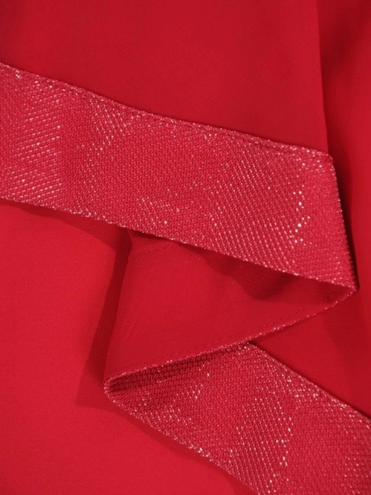 Elegancka malinowa kreacja na wesele o prostym fasonie – lekka narzutka i wyszczuplające przeszycia 26356