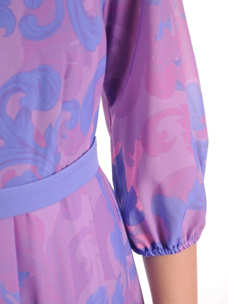 Śliwkowa sukienka rozkloszowana maxi we wzór – elegancki fason wysmuklający talię 39851
