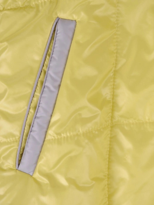 Żółty bezrękawnik damski o prostym kroju – pikowany model z kapturem idealny na jesień 36238
