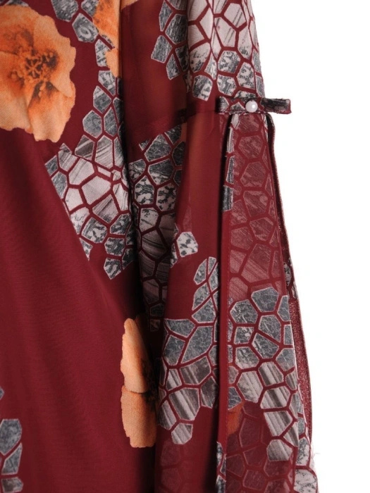Elegancka sukienka trapezowa w bordowe kwiaty – tuszujący sylwetkę fason z rozcięciem na rękawie 23614