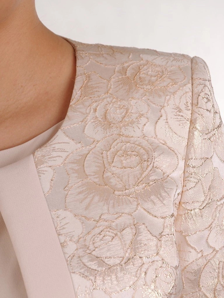 Beżowo-złota garsonka na wesele z żakietem i sukienką – elegancki komplet wizytowy na uroczystości 25407