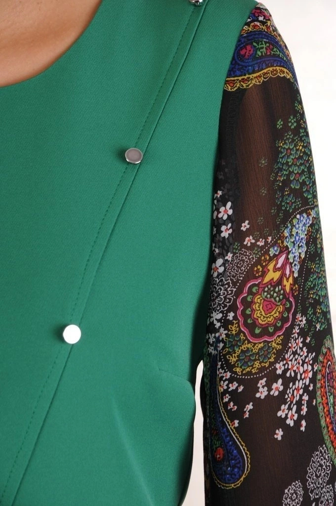 Elegancka sukienka na święta w kwiaty o prostym kroju – zwiewne rękawy i wysmuklające przeszycia 28074