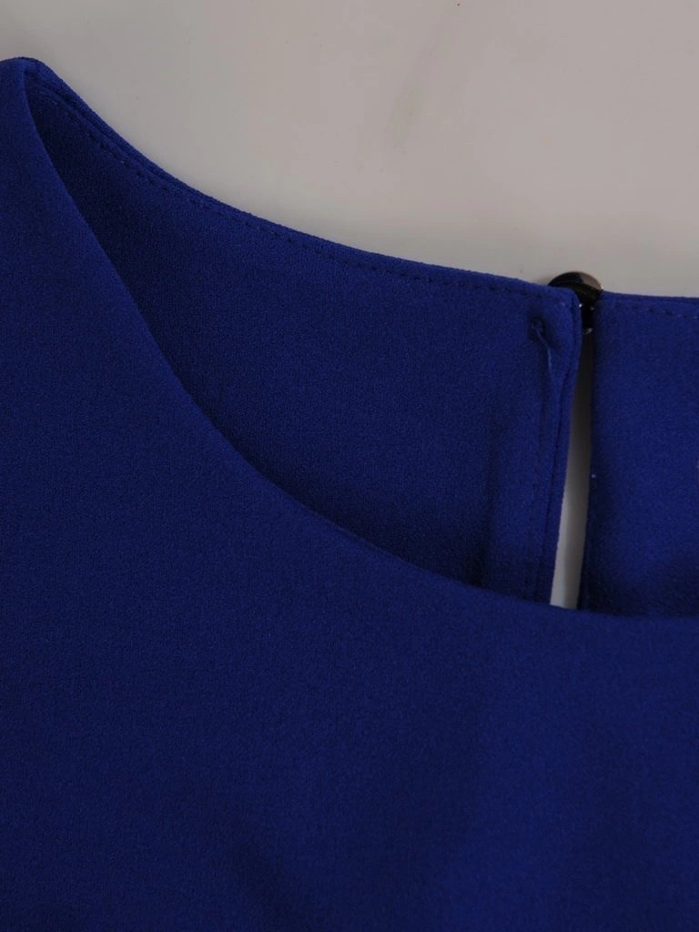 Elegancka sukienka koktajlowa midi w kolorze chabrowym – prosty fason modelujący talię wiązaniem 24420