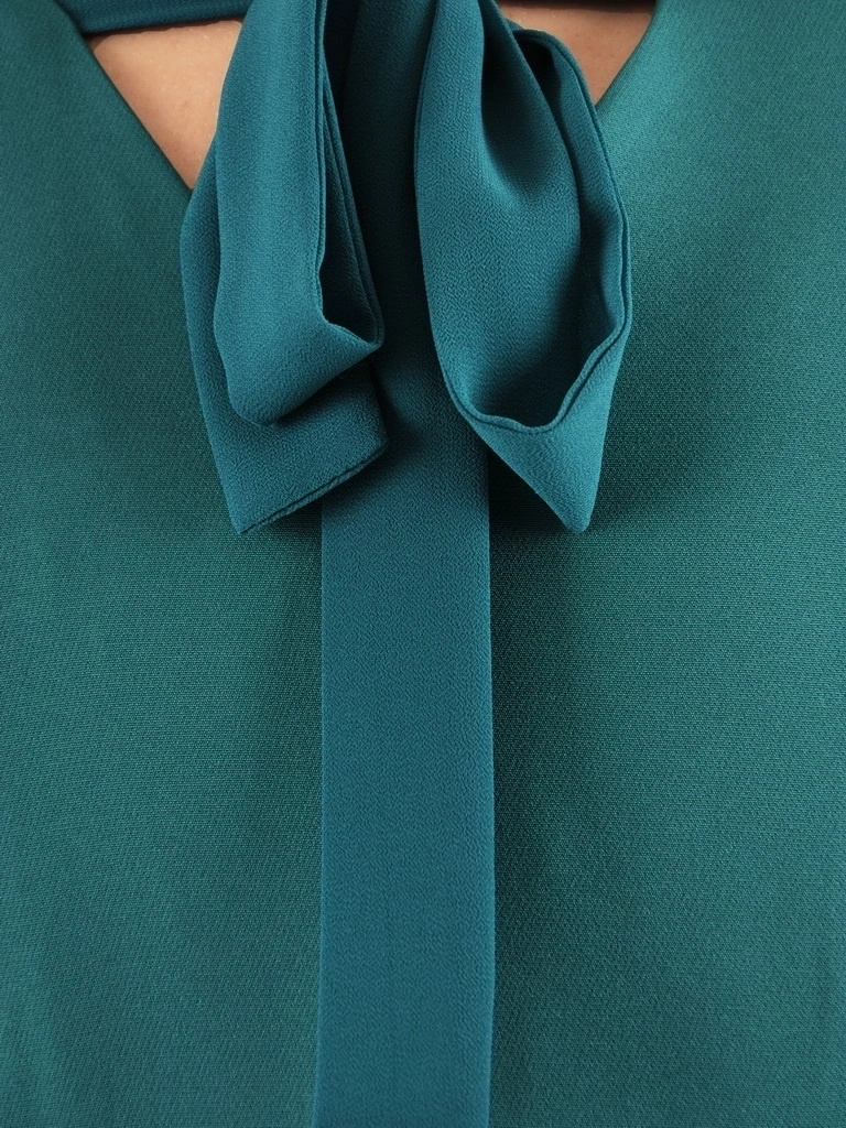 Elegancka szmaragdowa sukienka midi o prostym kroju – pionowe zaszewki optycznie wyszczuplające 35689