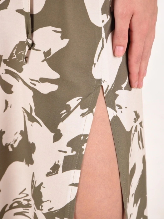 Elegancka sukienka trapezowa maxi w kwiaty khaki – wiskozowy model z paskiem modelującym talię 42085