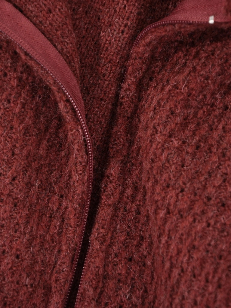 Elegancki sweter damski rozpinany w kolorze bordo – prosty krój z kapturem na chłodne dni 42173