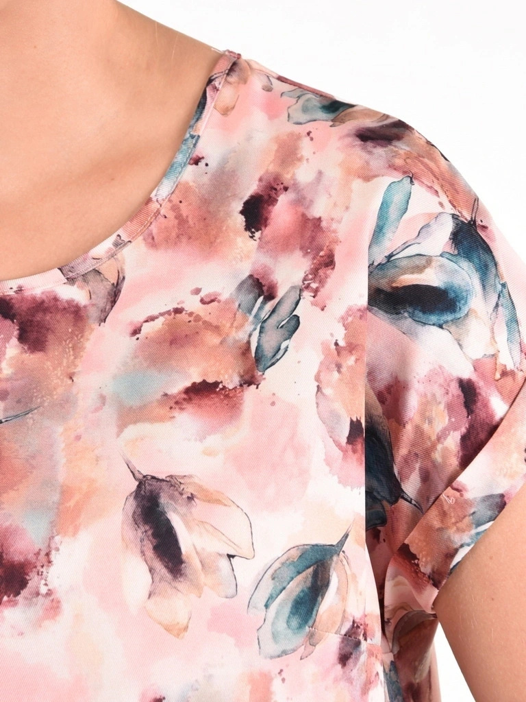 Elegancka bluzka wizytowa w kwiaty – prosty fason z rozcięciami tuszujący biodra 42040