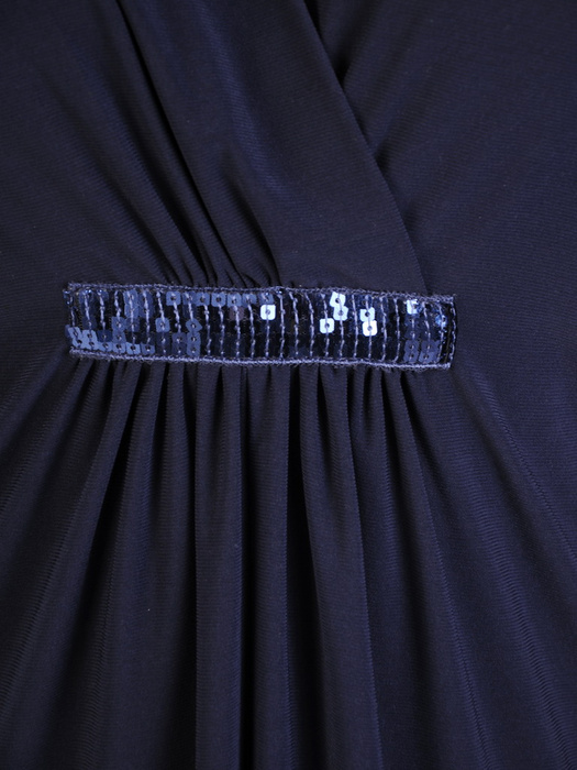 Granatowa sukienka maskująca niedoskonałości 32278
