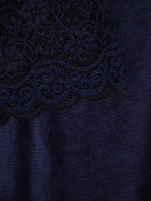 Elegancka granatowa sukienka na andrzejki i święta – prosty krój midi z koronkowym detalem i ozdobą 9552