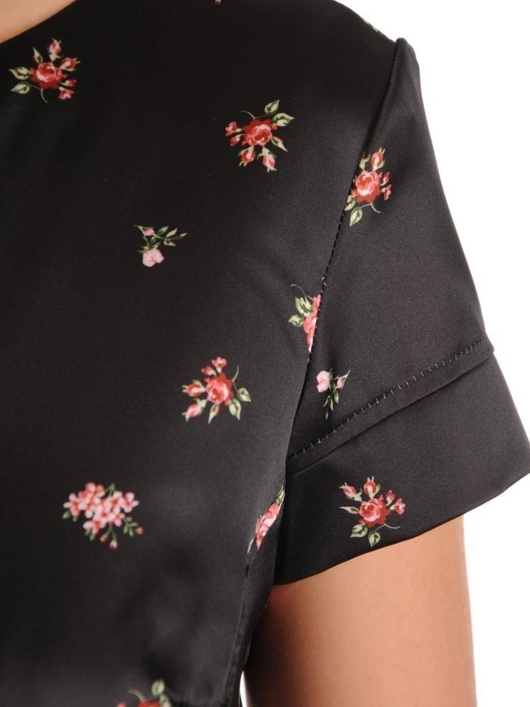 Elegancka czarna sukienka rozkloszowana w kwiaty – fason z kieszeniami i dekoltem w serek 29779