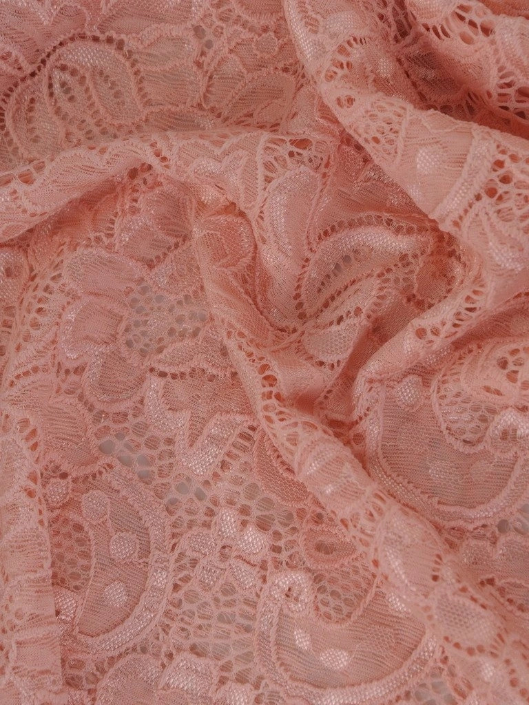 Różowa długa sukienka wizytowa na wesele – prosty krój wysmuklający sylwetkę z koronkowym detalem 11787