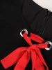 Elegancka czarna sukienka trapezowa midi – maskujący sylwetkę fason z czerwonym akcentem 18235