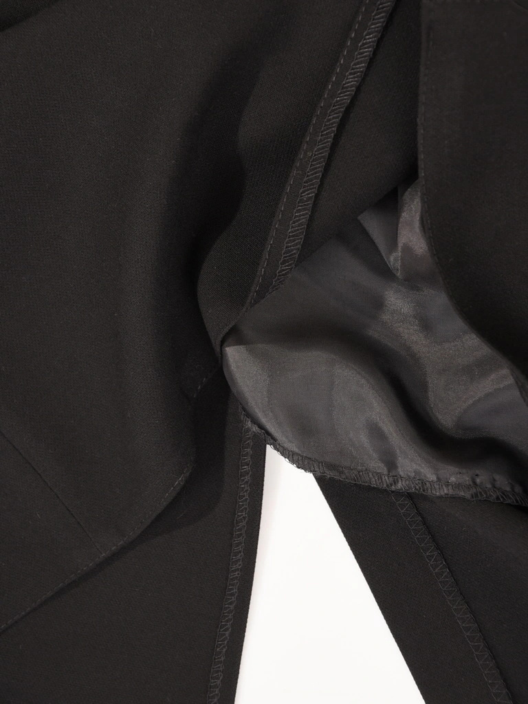 Elegancka czarna spódnica do kolan na jesień – prosty krój z gumką wysmuklający sylwetkę 41155