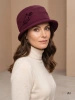 Elegancki kapelusz damski cloche w kolorze fuksji – kobiecy fason z ozdobnym akcentem na chłodne dni 42453