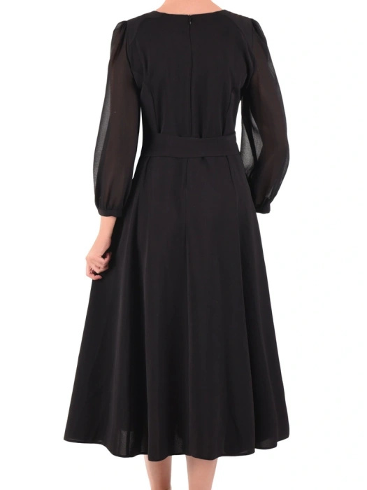 Czarna sukienka maxi rozkloszowana z akcentem w talii – elegancki model z odpinaną ozdobą 40454