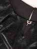 Elegancka czarna sukienka na andrzejki, trapezowa midi – tuszujący krój z ozdobnym dekoltem 42731