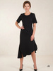 Czarna sukienka prosta midi z baskinką – elegancka kreacja wyjściowa z rozcięciem 19140