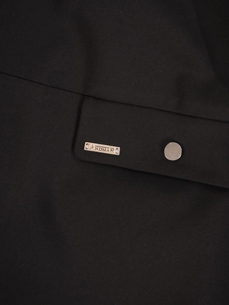 Elegancka czarna kurtka przejściowa damska – prosty krój z kapturem i ozdobnymi napami 29074