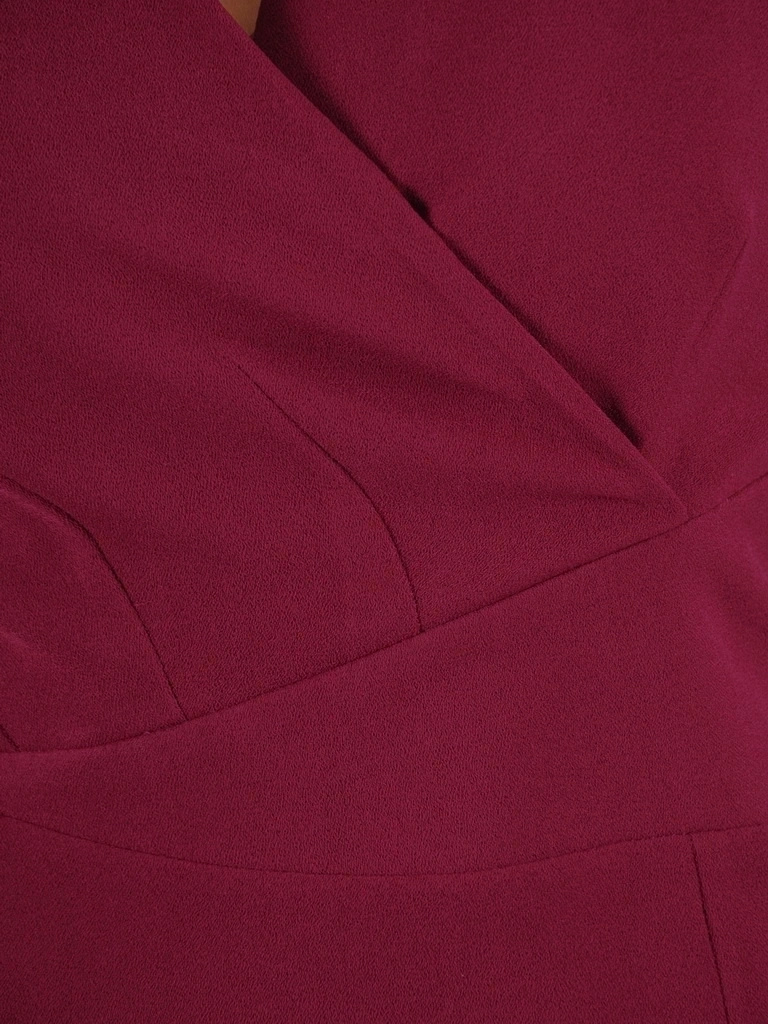Elegancka sukienka wizytowa midi o prostym kroju w kolorze fuksji – z kobiecym dekoltem kopertowym 37304