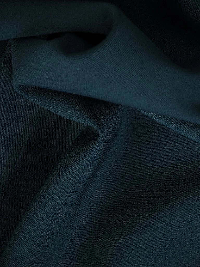 Elegancka sukienka rozkloszowana butelkowa zieleń – modelujący sylwetkę fason z zakładkami 19530