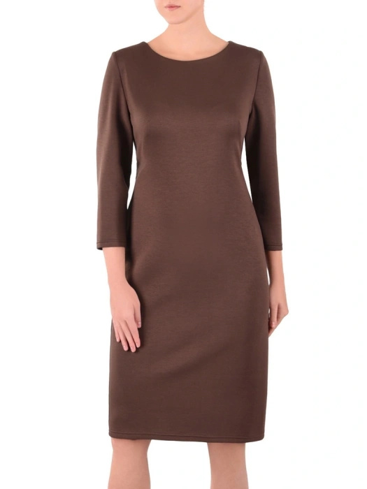 Klasyczna brązowa sukienka o prostym kroju – elegancki dekolt łódka i rękawy 3/4 40664