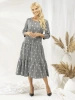 Szara sukienka rozkloszowana maxi w grochy – stylowy model z rękawem 3/4 tuszujący biodra 31249