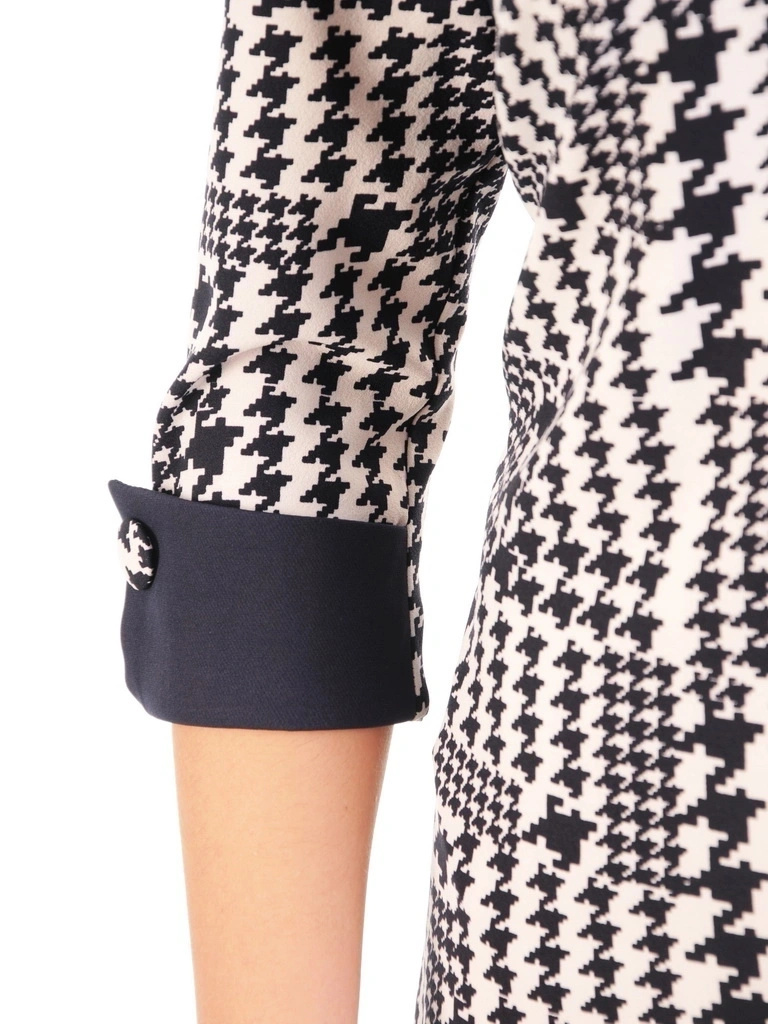 Elegancka granatowa sukienka midi w pepitkę – prosty krój z ozdobną kokardą i zaszewkami 32590