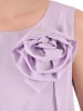 Elegancka fioletowa sukienka trapezowa midi – swobodny fason z ozdobnym kwiatem w pasie 39547