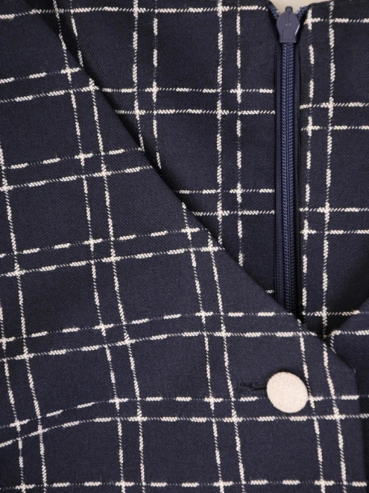 Granatowa sukienka w kratkę z dekoltem serek – rozkloszowany fason z falbanami na rękawach 34267