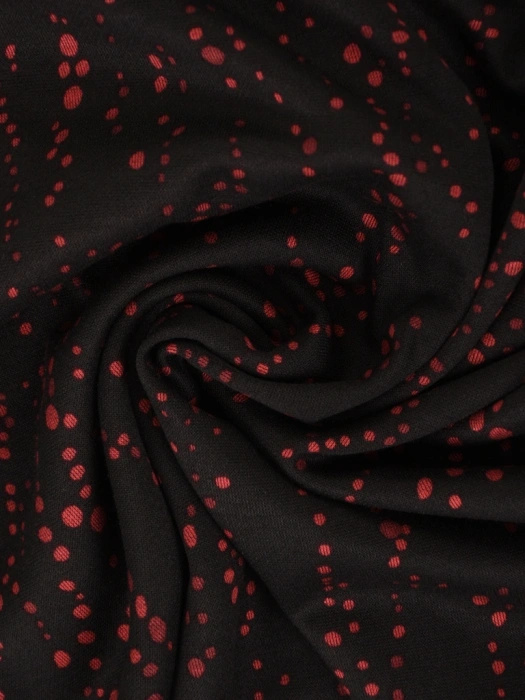 Elegancka czarna sukienka midi w groszki – wysmuklający prosty fason do pracy 42211