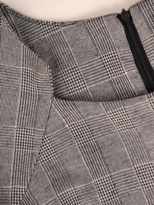 Elegancka sukienka biurowa midi w kratę rozkloszowana – kobiecy fason z rękawem 3/4 33905