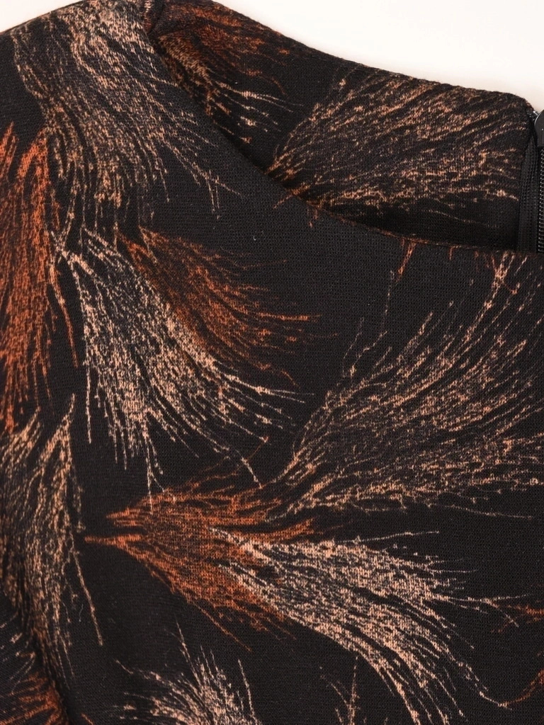 Rozkloszowana sukienka jesienna maxi z rękawem 3/4 – stylowy print i pasek podkreślający talię 40295