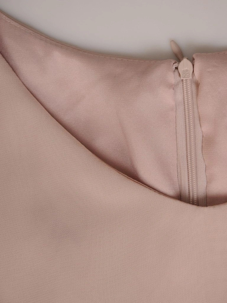 Wizytowa sukienka rozkloszowana z dekoltem w serek beżowa – zwiewne rękawy kimono i pasek w talii 19775