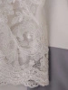 Popielata prosta sukienka wieczorowa midi – błyszcząca koronka i optycznie wyszczuplający fason 15884