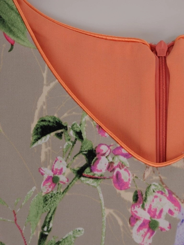 Wizytowa sukienka midi w kwiaty z dekoltem w serek – prosty krój z kobiecą baskinką modelujący sylwetkę 3148